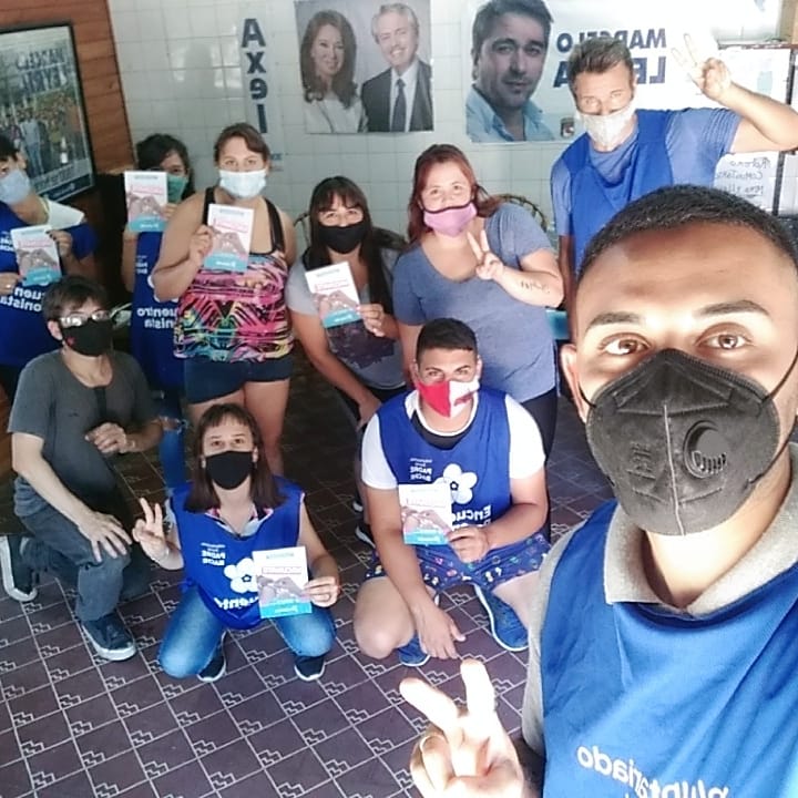 EP_scgambier's tweet photo. Gran jornada de Voluntariado Padre Bachi con los compañeros y compañeras de Gambier!! 👈🏻💙

Acompañando a los vecinos y vecinas con el programa #vacunatepba 

@VolunP_Bachi 
@marceloleyria 
@EPeronistaOk https://t.co/bJQR9GfjIv