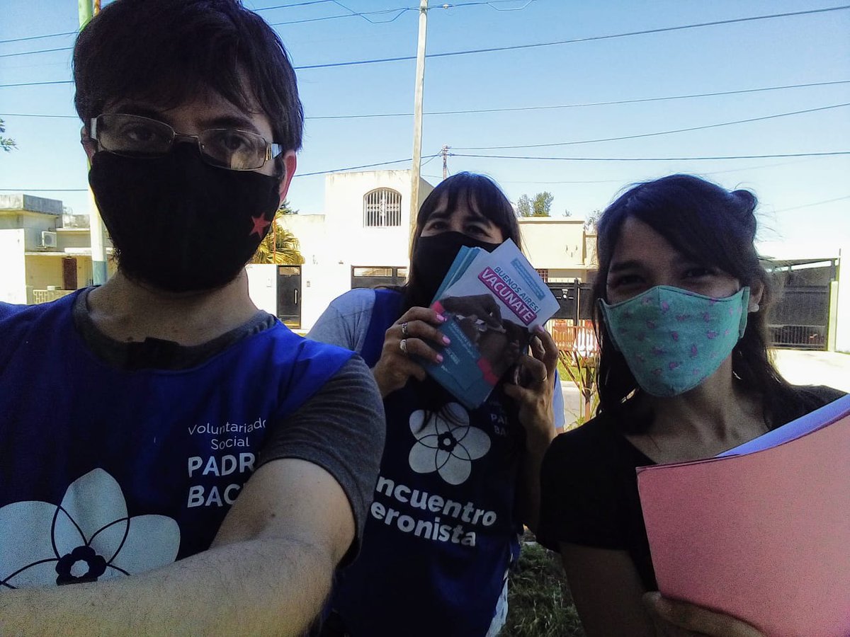 EP_scgambier's tweet photo. Gran jornada de Voluntariado Padre Bachi con los compañeros y compañeras de Gambier!! 👈🏻💙

Acompañando a los vecinos y vecinas con el programa #vacunatepba 

@VolunP_Bachi 
@marceloleyria 
@EPeronistaOk https://t.co/bJQR9GfjIv