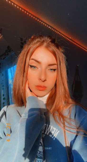 Liss🌱🎱🌈 - 1 pic. Nothin much just a ginger in the sun https://t.co/XV0DUxBX8P