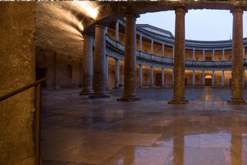 En 1528 comenzó las obras del palacioEn sus trazas se aprecia el contacto con la cultura del arquitecto romano Vitrubio a través de los artistas italianos Rafael, Baldassarre Peruzzi y, sobre todo, Giulio Romano,