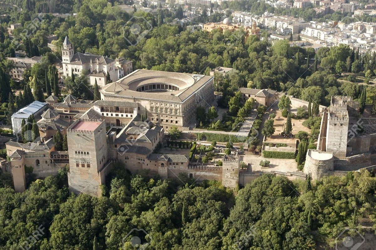 además de una increíble interpretación y lectura de la arquitectura islámica que sobre la ciudad nazarí se yergueUn ejemplo de esa lectura son las proporciones utilizadas al desarrollar el proyecto del palacio donde las más utilizadas son la vara toledana y la raíz de dos