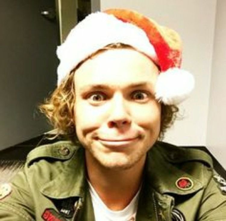 ashton irwin as dogs - a super important thread. (tag ashton maybe?)