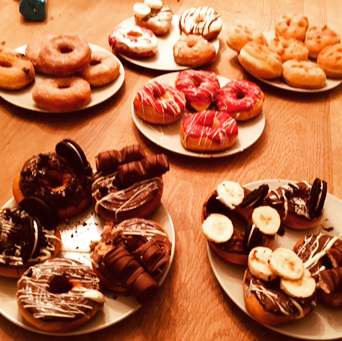 tobiasfaix's tweet photo. Bäckerei Faix oder wenn die Tochter einen Backflash bekommt! 🤩🤩
#Donuts #Variationen #lecker https://t.co/xOL9z2Q8Ic