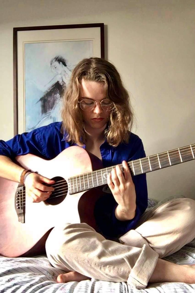 EmmanuellaMaeba's tweet photo. Tbt when I did a FaceTime Shoot with @elliedixonmusic and big congratulations on her new single “Sucker”! 😁❤️

#facetime #portrait #portraits #photograph #music #upcomingartist #musician #singer #locationphotography #indoors #location #blue #bedroom #women #femaleartist https://t.co/IT3MV0nPjg