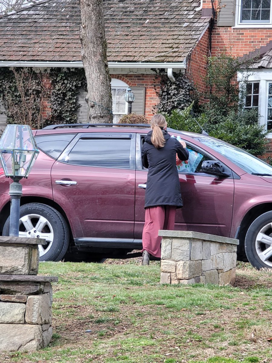 Curbside diaper delivery ❤️#mom #giveback #baby