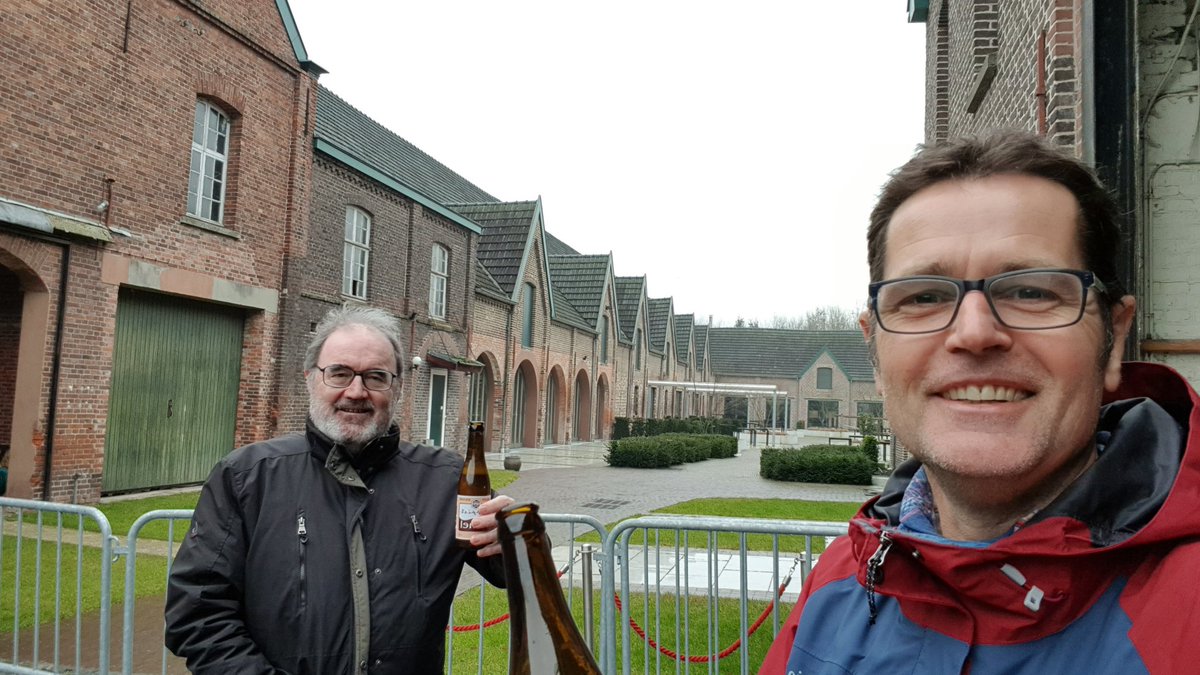 Een dagje #Grenslandpad, van de Achelse Kluis naar Eersel (27,5km). Oud bekende, pelgrim @NoudMaas, brengt me terug naar het startpunt. 'Unne feine kaerel' die Noud. Bij de Kluis is de abdijwinkel open. We nemen een trappist en proosten op het leven. Laat code rood maar komen.