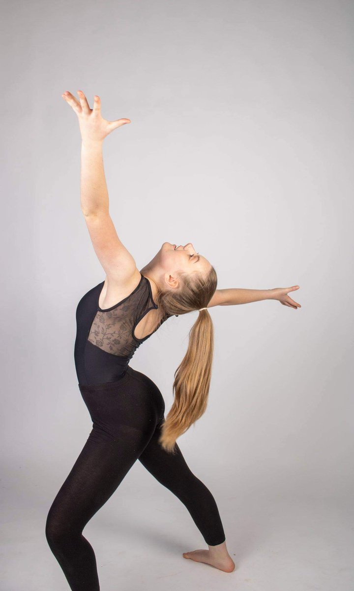 EmmanuellaMaeba's tweet photo. Studio shoot with the gorgeous Cerys! 👯‍♂️🖤

#portrait #portraitphotography #photograph #photography📷 #studio #black #uni #finalyear  #blonde #lighting #studiolights #dance #movement #university #unilife #book #dancing #shapes https://t.co/lyM8SC2DGQ
