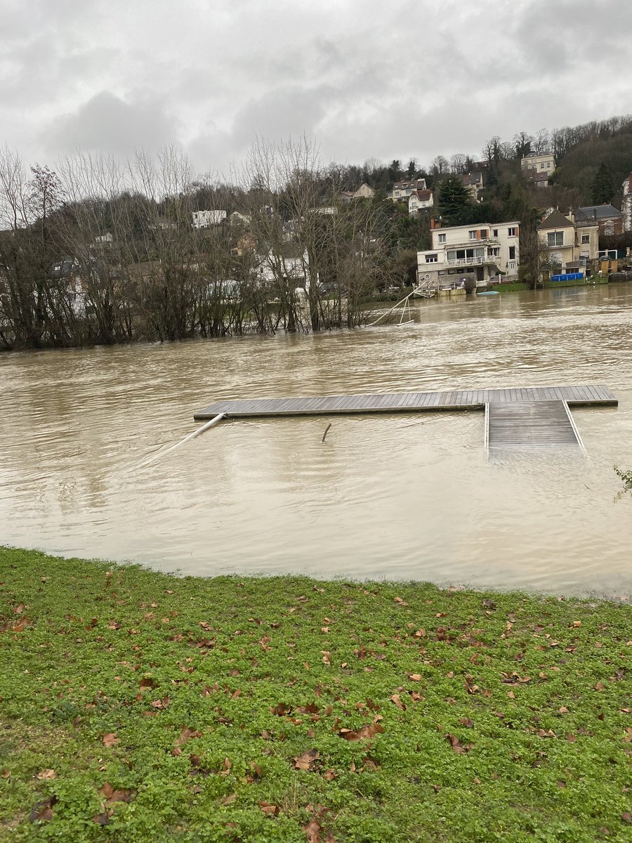 sy_berrios's tweet photo. 1ère fois depuis 30 ans la vanne secteur Saint-Maur/Joinville a été activée pour faire face à la montée des eaux de la Marne. Merci aux communes @VilleSaintMaur @actu_Joinville au @valdemarne_94 et @GrandParisMGP pour le financement @LeParisien_94 https://t.co/vgjw3CIz32