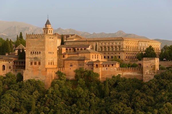 ... la sensibilidad de los reyes cristianos ante la belleza incontestable de la Alhambra supuso la necesidad de disfrutarla desde dentro y de conservarla