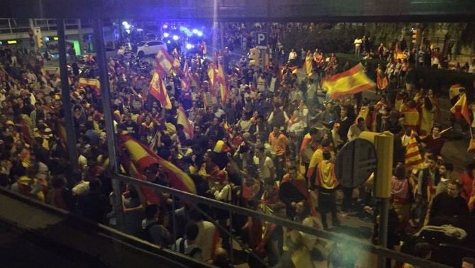 albertbotran's tweet photo. Ara es faran les víctimes. Però no oblidem que VOX és l’expressió de la ultradreta que ens apallissa quan l’Estat la deixa anar: a l’octubre del 2017, a Catalunya i al País Valencià, o l’octubre del 2019 quan la sentència del Suprem. Que no ens enganyin. La violència són ells. https://t.co/BMh5Qd6jU4