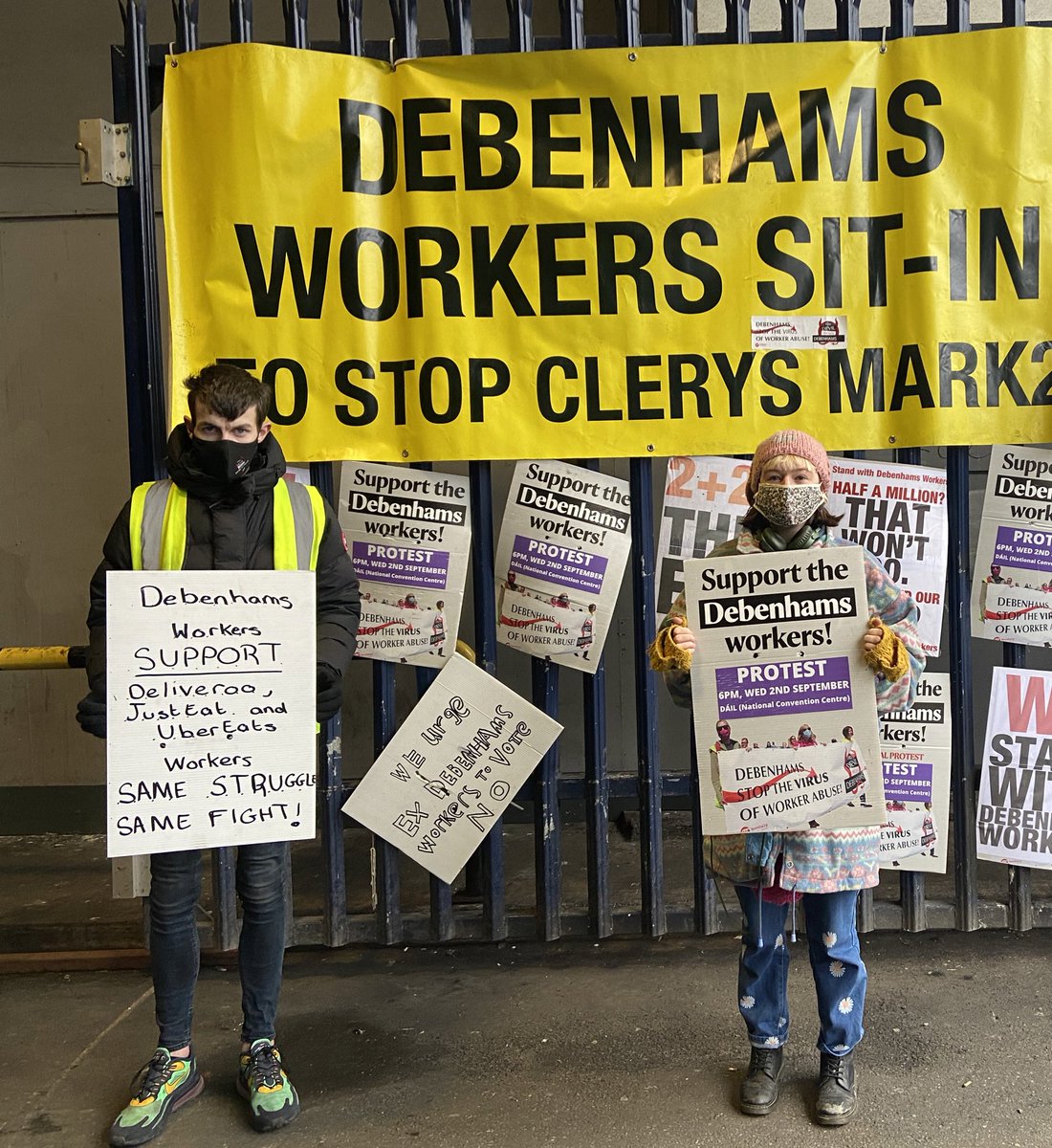 DebenhamsStaff's tweet photo. Solidarity to the Deliveroo, Just Eat & Uber Eats workers from the Debenhams Workers
✊✊✊
#SupportDebenhamsWorkers
#Debenhams #Dublin
#StrikingIsNotACrime
#DontPassDebenhamsPicket #Christmas #Ireland #NewYear
#giftastic #UK #KPMG #Sale https://t.co/gKJzAtYKIP