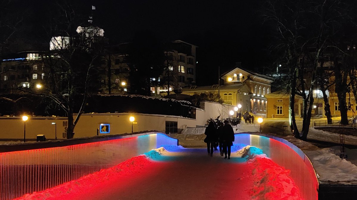 mehryyppo's tweet photo. Etätyön takia en ole aikoihin käynyt Turun keskustassa. Tänään minut kuitenkin sai keskustaan kävelylle tämä – saamelaisten kansallispäivän kunniaksi Saamen lipun värein valaistu Kirjastosilta. #saamelaistenkansallispäivä #turku https://t.co/ynOXBkLkMZ