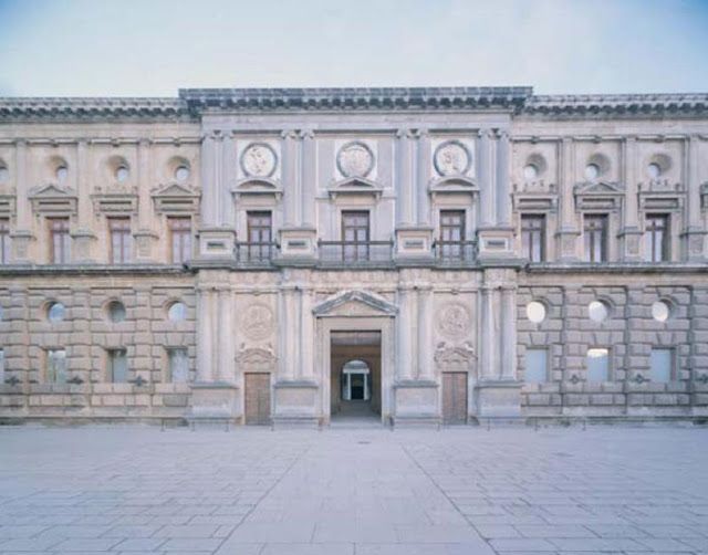 y sitúa la construcción en lo que se considera la vanguardia artística del momentoTiene dos plantas:La PB es de orden toscano y la superior, de orden jónicoEsto es así tanto en la fachada como en el patio interior