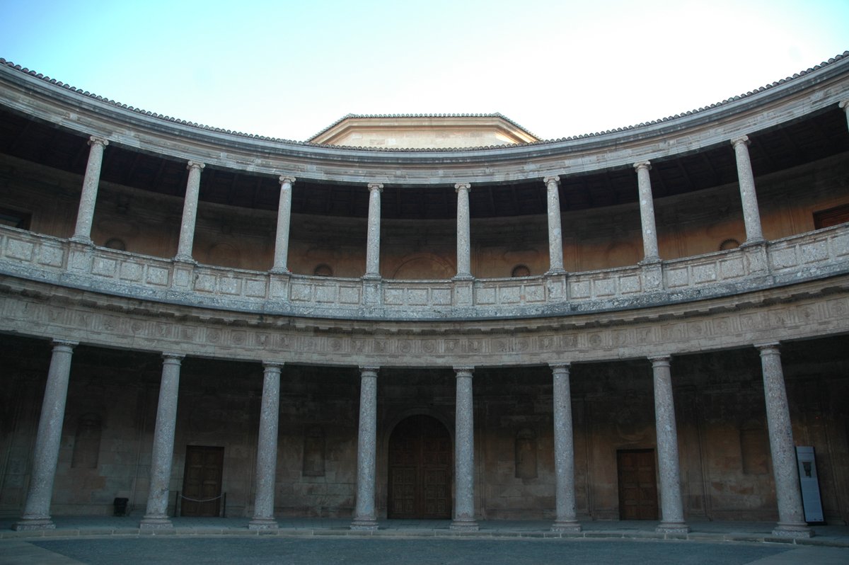 y sitúa la construcción en lo que se considera la vanguardia artística del momentoTiene dos plantas:La PB es de orden toscano y la superior, de orden jónicoEsto es así tanto en la fachada como en el patio interior