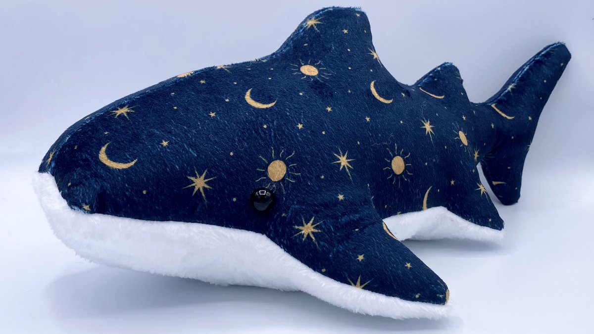 🤍 GIVEAWAY 🤍

I made a large shark with a bit of a misshapen dorsal fin, but would still like to find her a home 🥺

- follow &amp; retweet (no quote retweet)
- tag a friend or me

Open internationally! Ends on the 19th 🌙
