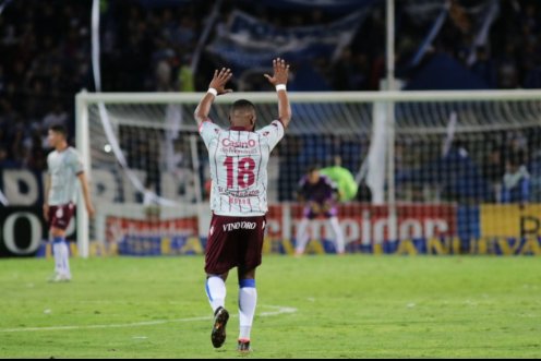 emiigcat's tweet photo. Ya está, se me quebró el alma. La admiración que generaste en cada uno... Ni mil lágrimas podrán curar el alma tras tu triste partida. Te vamos a extrañar eternamente capitán #Morro18 https://t.co/SEJkdXyTtu