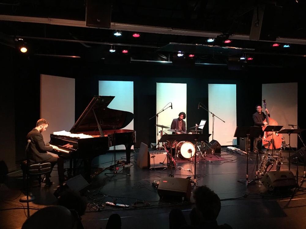 AmyBauerDesigns's tweet photo. Meet #samross on #amysartcabaret today at 2pm PST https://t.co/aGF2u0Rh2O Image is of the Sam Ross Trio, Sam is playing piano https://t.co/9MmQVdzDGg