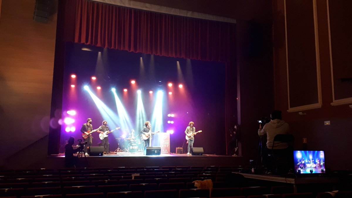 Jan_Borrell's tweet photo. La Cultura no para a #Ontinyent! Esta vesprada hem pogut gaudir del segon concert d l'#OntiFEST amb el grup #Lemons. Genials! Seguim oferint #Cultura per a poder gaudir des de les nostres cases i recoltzant els grups locals! 🎶🎤🎵🎸
#quedatacasa https://t.co/5oURnuONZe