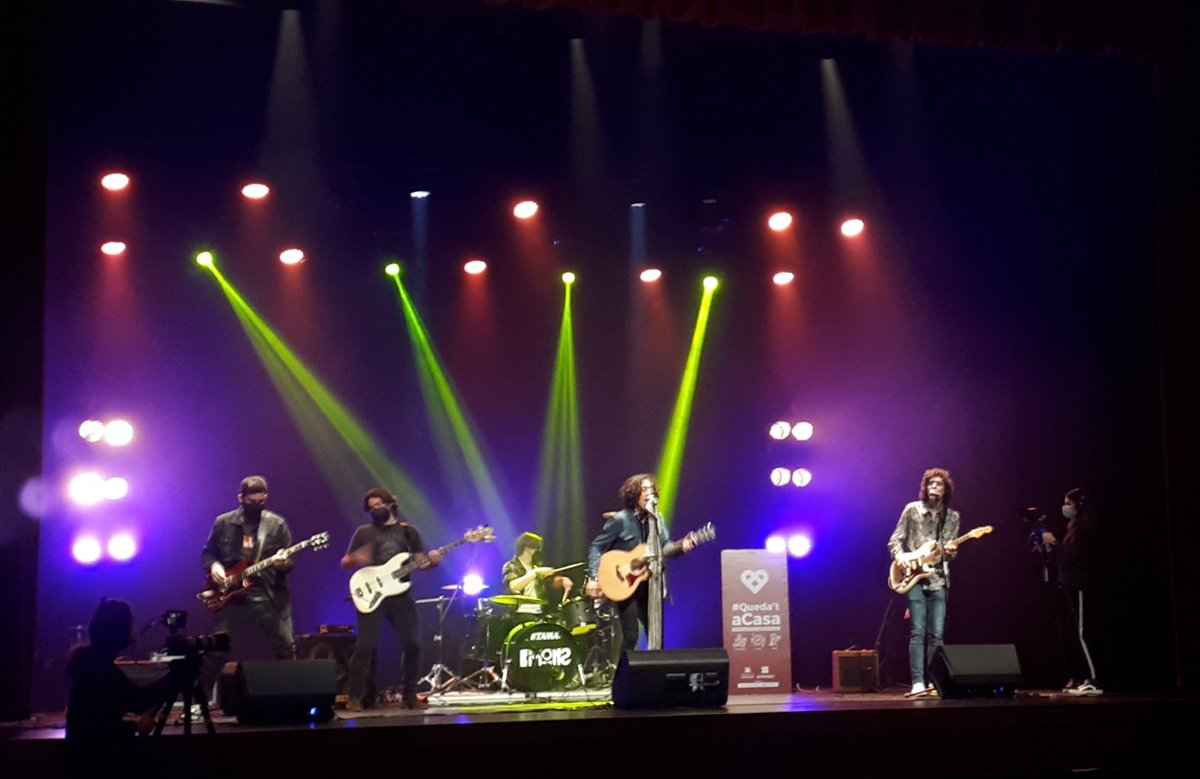 Jan_Borrell's tweet photo. La Cultura no para a #Ontinyent! Esta vesprada hem pogut gaudir del segon concert d l'#OntiFEST amb el grup #Lemons. Genials! Seguim oferint #Cultura per a poder gaudir des de les nostres cases i recoltzant els grups locals! 🎶🎤🎵🎸
#quedatacasa https://t.co/5oURnuONZe