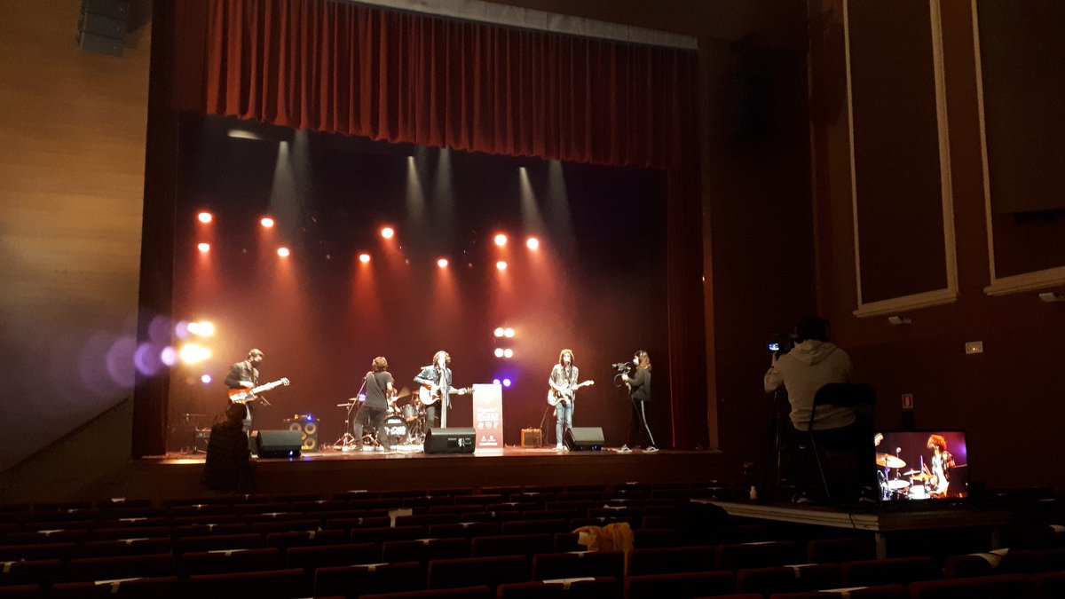 Jan_Borrell's tweet photo. La Cultura no para a #Ontinyent! Esta vesprada hem pogut gaudir del segon concert d l'#OntiFEST amb el grup #Lemons. Genials! Seguim oferint #Cultura per a poder gaudir des de les nostres cases i recoltzant els grups locals! 🎶🎤🎵🎸
#quedatacasa https://t.co/5oURnuONZe