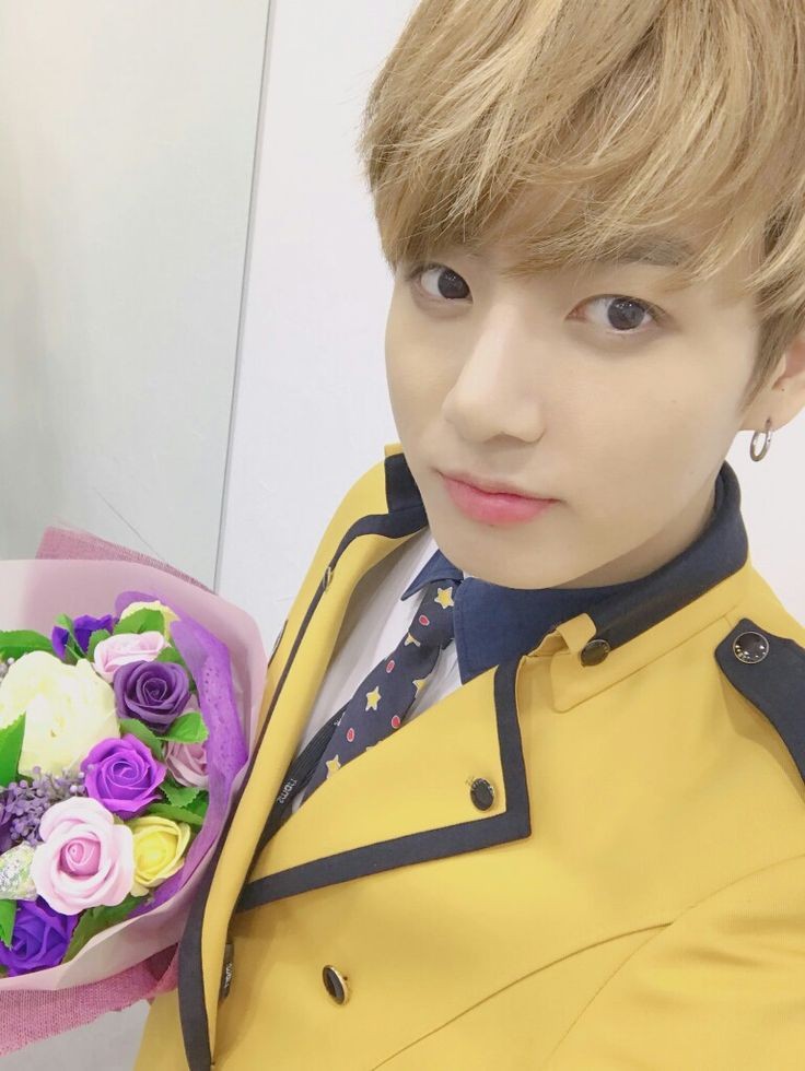 aldanajk97's tweet photo. Un día como hoy 7 de febrero (Corea del Sur) hace 4 años #JUNGKOOK se graduó del colegio Performing Arts de Seúl.❤️
Miren lo chiquito que estaba🤧El tiempo pasa tan rápido!
@BTS_twt
#BTSARMY #JungkookBTS #ARMY #GiftfromJungkook
#JungKooks_Notes #방탄소년단정국 #방탄소년단진 https://t.co/wkqSvZfuqq