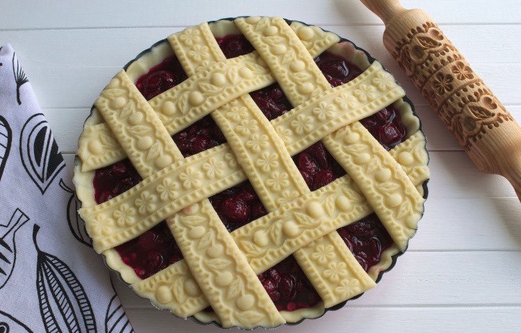 Как сделать верх пирога. Украшение верха пирога из теста. Украшение дрожжевых пирогов. Плетеная решетка из теста. Украшение открытого пирога.