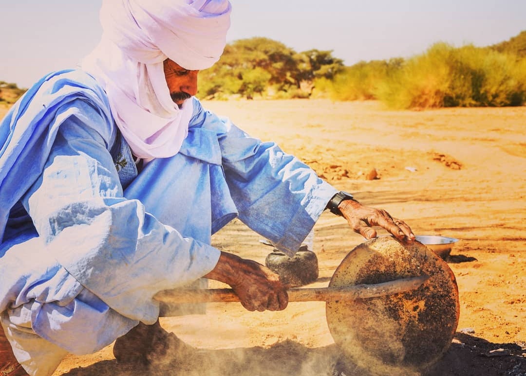 AlgeriaDiscover's tweet photo. Préparation du pain #Taguella sous le sable chaud, 👉les touareg
تحضير الخبز التقليدي تحت الرمل الساخن من قبل الطوارق

#Algerie #الجزائر #touareg #الصحراء https://t.co/Z6lc3fv5pd