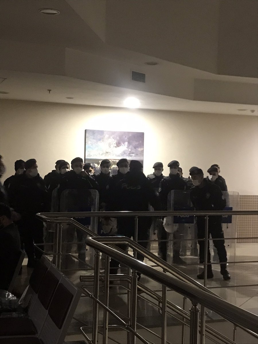 yeryuzupostasi's tweet photo. 2 Şubat’ta Kadıköy'de gerçekleşen eyleme katıldıkları gerekçesiyle 4 Şubat'ta evleri basılarak gözaltına alınan ve bugün Anadolu Adliyesi'ne getirilen 6 öğrenciden 4’ü hakkında tutuklama, 2'si hakkında ise ev hapsi kararı verildi.
#AşağıBakmayacağız 
#DayanısmayaKelepceVurulamaz https://t.co/0U6CSrZKmO