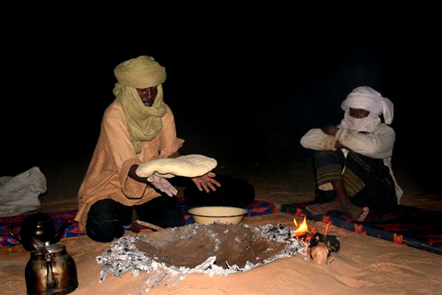 AlgeriaDiscover's tweet photo. Préparation du pain #Taguella sous le sable chaud, 👉les touareg
تحضير الخبز التقليدي تحت الرمل الساخن من قبل الطوارق

#Algerie #الجزائر #touareg #الصحراء https://t.co/Z6lc3fv5pd