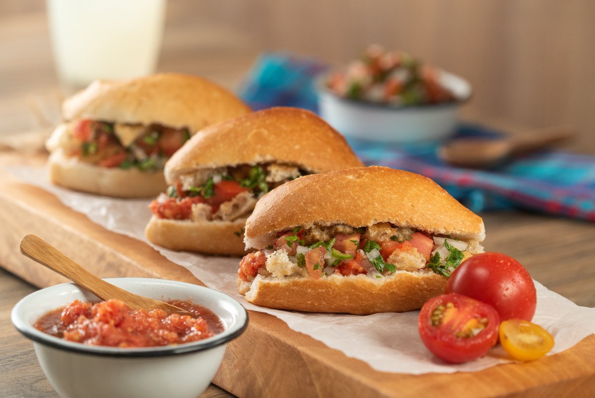 Kiwilimon_LAT's tweet photo. ¡Demuestra que tus CHICHARRONES son los que truenan con estas mini TORTAS al estilo Guanajuato! ✨🤤 
Receta: https://t.co/Lk6hrPRpaX https://t.co/YFwr2rOgfv