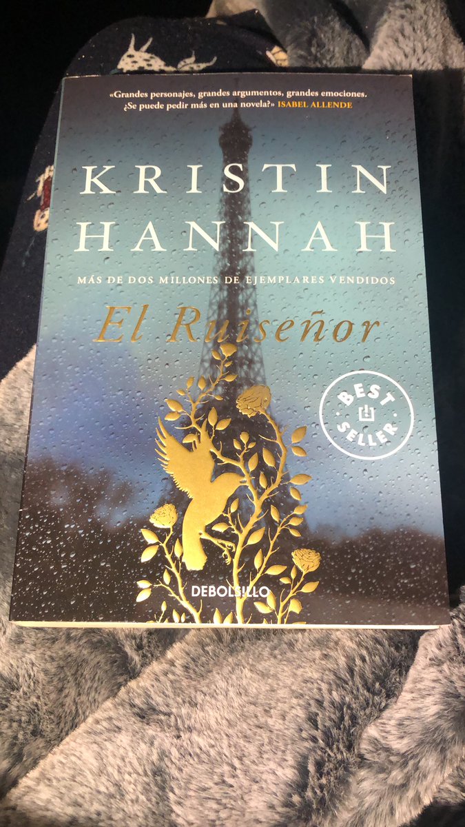 librospa's tweet photo. “En el amor descubrimos quiénes queremos ser. En la guerra descubrimos quiénes somos”.  En ‘El ruiseñor’, de Kristin Hannah. 

#cita #quote #megusta #leer #libros #literatura https://t.co/SmDLL7232s