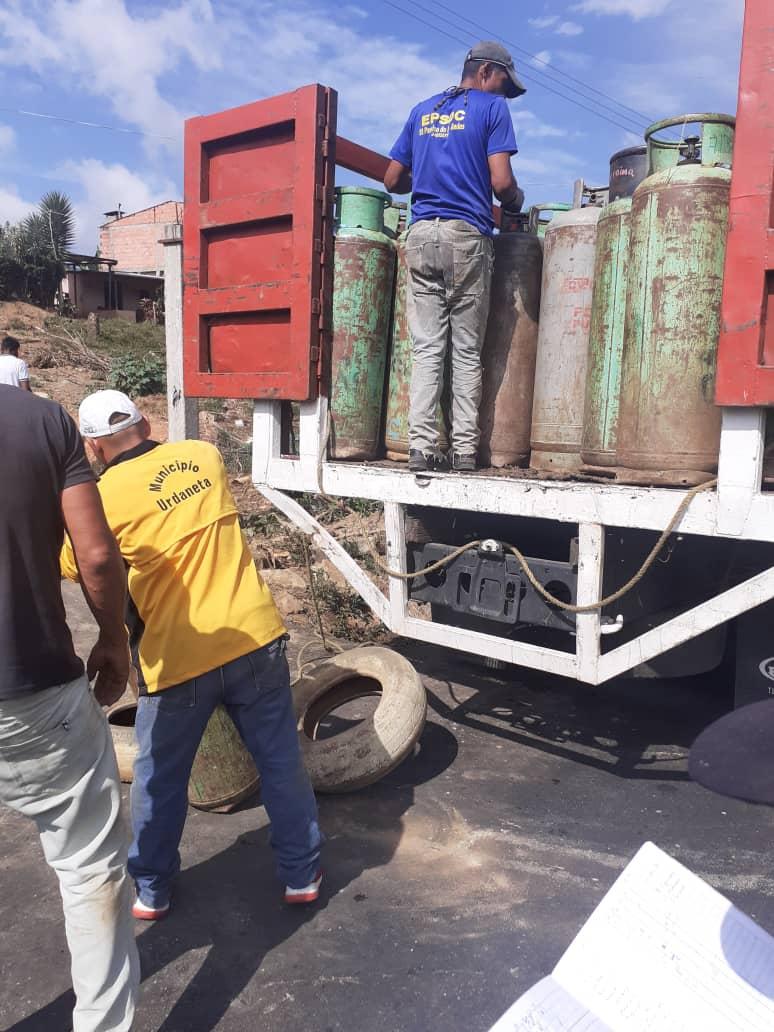 GasTrujillo's tweet photo. iAvanzamos en las jornadas de distribución! Llevamos el servicio de #Gas a la Pquia. Mesa de Esnujaque y Santiago, municipio Urdaneta. Entregamos 955 y 244 cilindros respectivamente, favoreciendo a las familias de la localidad en articulación con la #EPSDC
#ANEnBatallaPorLaVerdad https://t.co/MB35bgyRIV