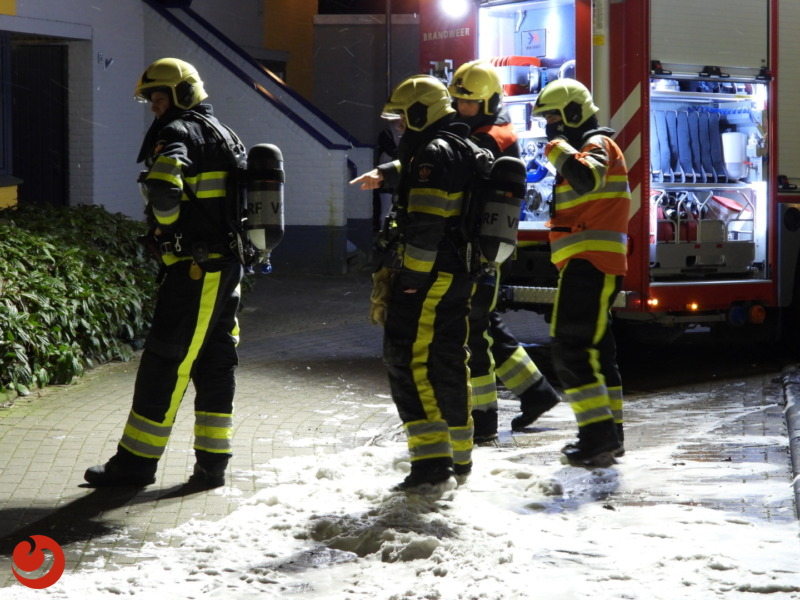 Brandweer blust keukenbrand - SINT ANNAPAROCHIE – Zaterdagavond heeft er brand gewoed in een keuken aan de Burgermeester Vlaskampstraat. De melding kwam... -..