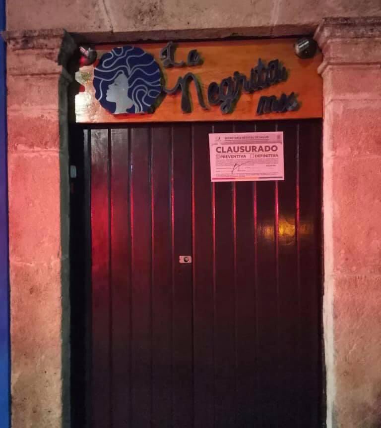 enlabarra's tweet image. #Campeche | Por diversas faltas, omisiones e irregularidades en venta y consumo de bebidas alcohólicas, aforo permitido y medidas de seguridad sanitarias fue clausurado el establecimiento “La Negrita” en #Campeche.