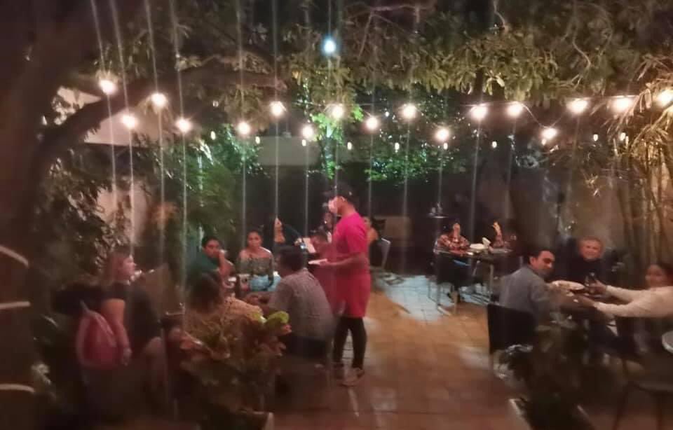 enlabarra's tweet image. #Campeche | Por diversas faltas, omisiones e irregularidades en venta y consumo de bebidas alcohólicas, aforo permitido y medidas de seguridad sanitarias fue clausurado el establecimiento “La Negrita” en #Campeche.