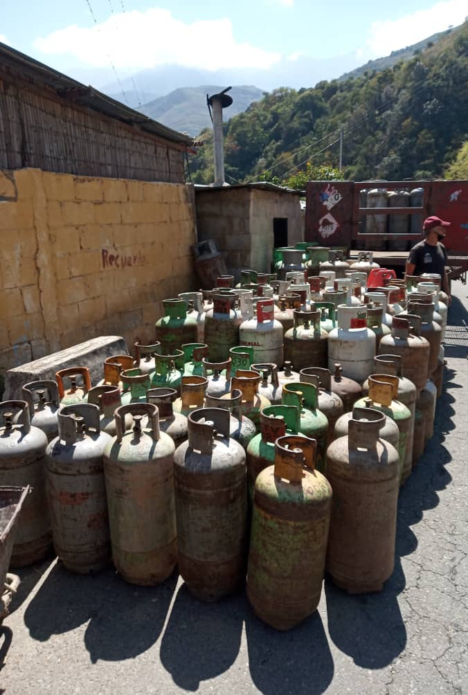GasTrujillo's tweet photo. iAvanzamos en las jornadas de distribución! Llevamos el servicio de #Gas a la Pquia. Mesa de Esnujaque y Santiago, municipio Urdaneta. Entregamos 955 y 244 cilindros respectivamente, favoreciendo a las familias de la localidad en articulación con la #EPSDC
#ANEnBatallaPorLaVerdad https://t.co/MB35bgyRIV