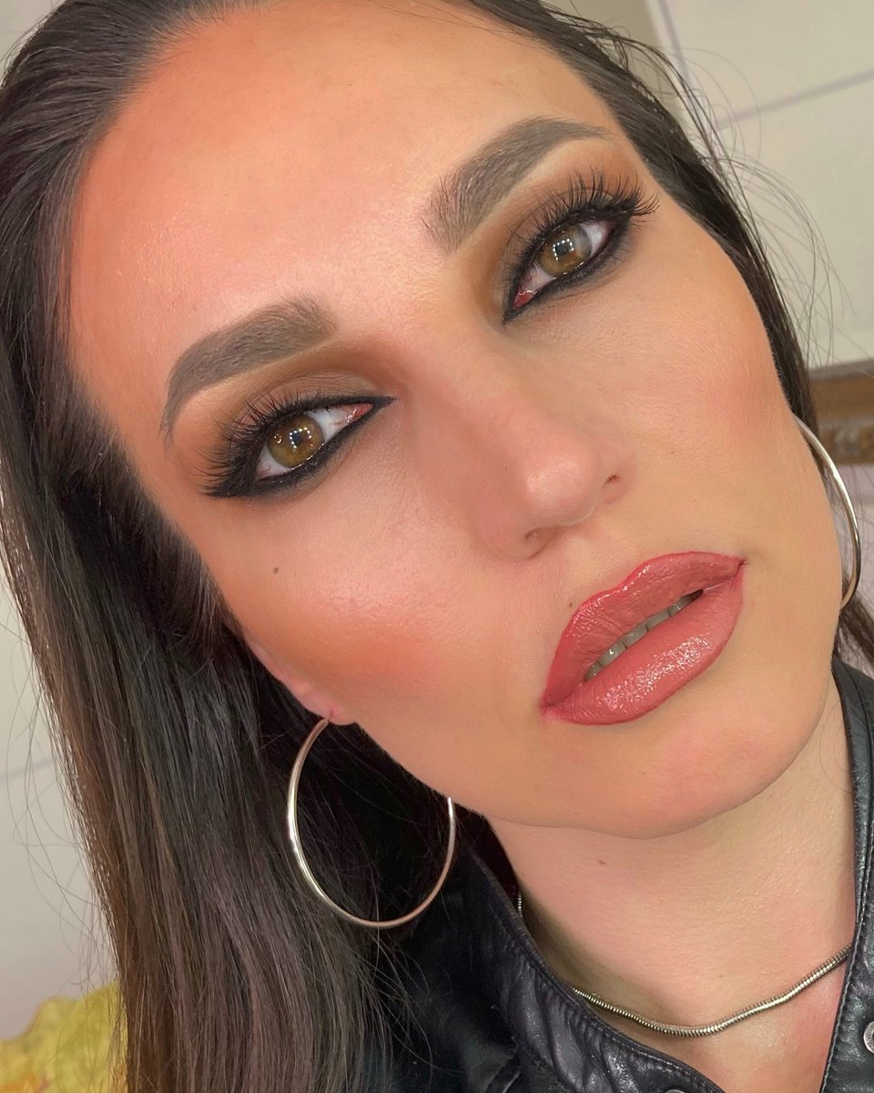 I am on Instagram already 2 years and there is no photo without <a href="/ABHcosmetics/">Anastasia Beverly Hills</a> products how insane is that 😅😍l would be soo much happy if she notice me one day 😭