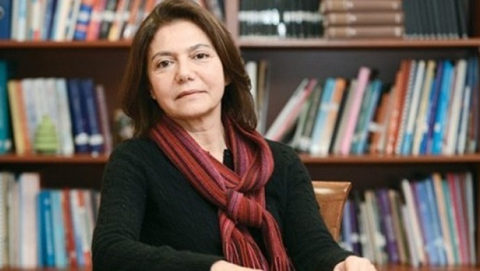 Halkı kin ve düşmanlığa tahrik etmek tam olarak diploması olmayan kişinin yaptığıdır. Prof. Dr. Ayşe Buğra onurumuzdur.