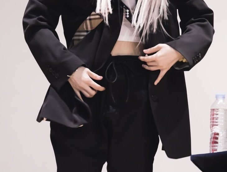 Moonbyul and her mirror hands a thread bc it’s cute