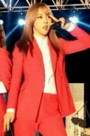 Moonbyul and her mirror hands a thread bc it’s cute