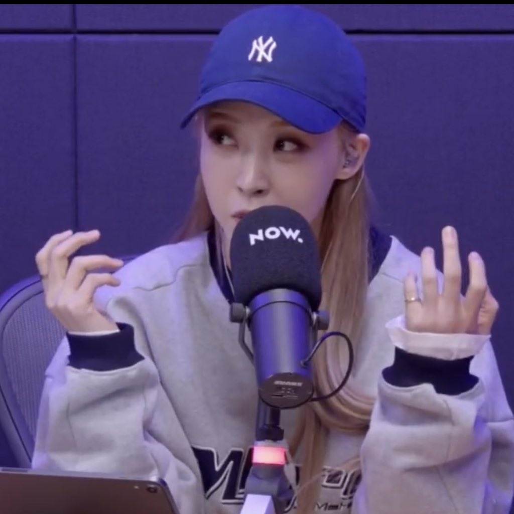 Moonbyul and her mirror hands a thread bc it’s cute