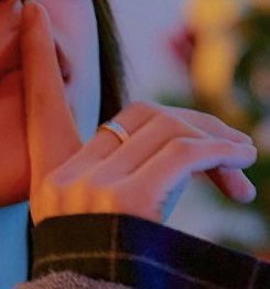 Moonbyul and her mirror hands a thread bc it’s cute