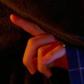 Moonbyul and her mirror hands a thread bc it’s cute