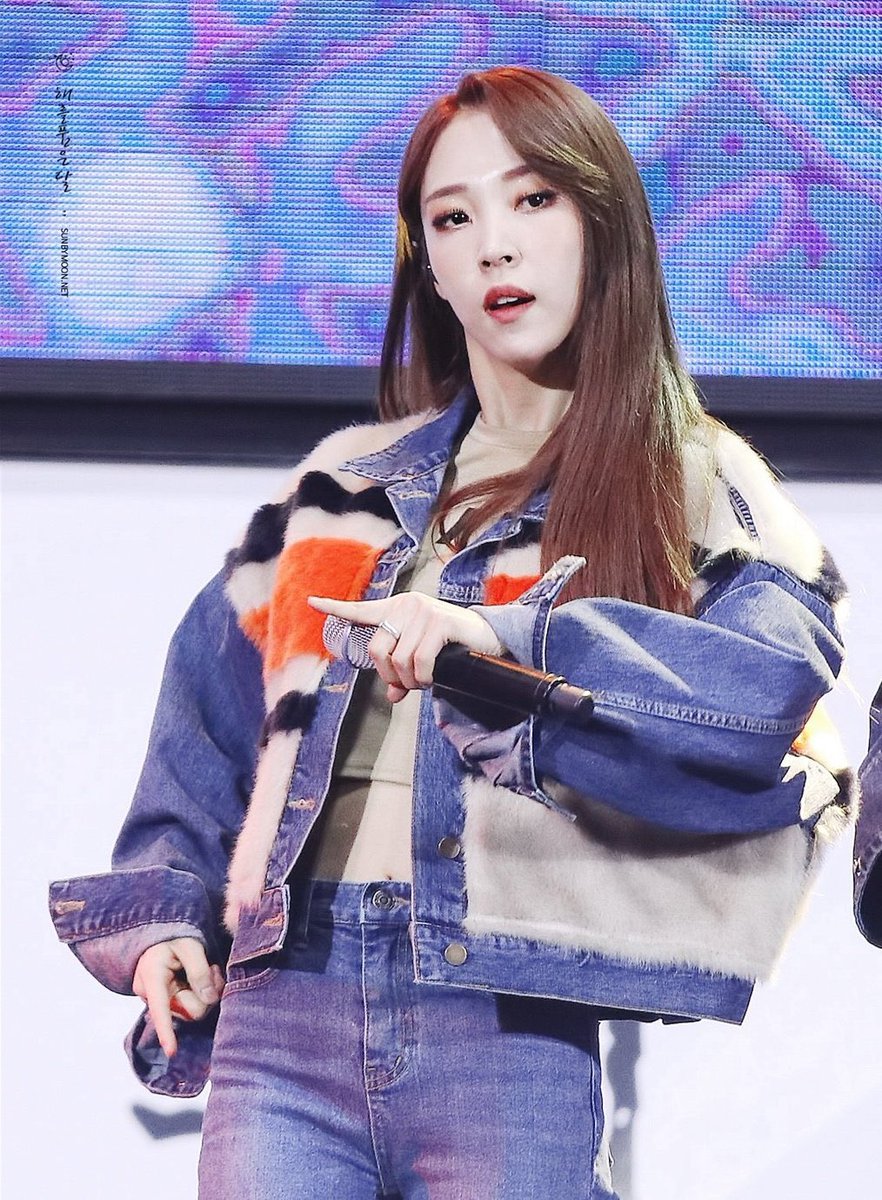 Moonbyul and her mirror hands a thread bc it’s cute