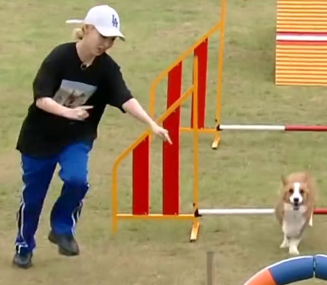 Moonbyul and her mirror hands a thread bc it’s cute