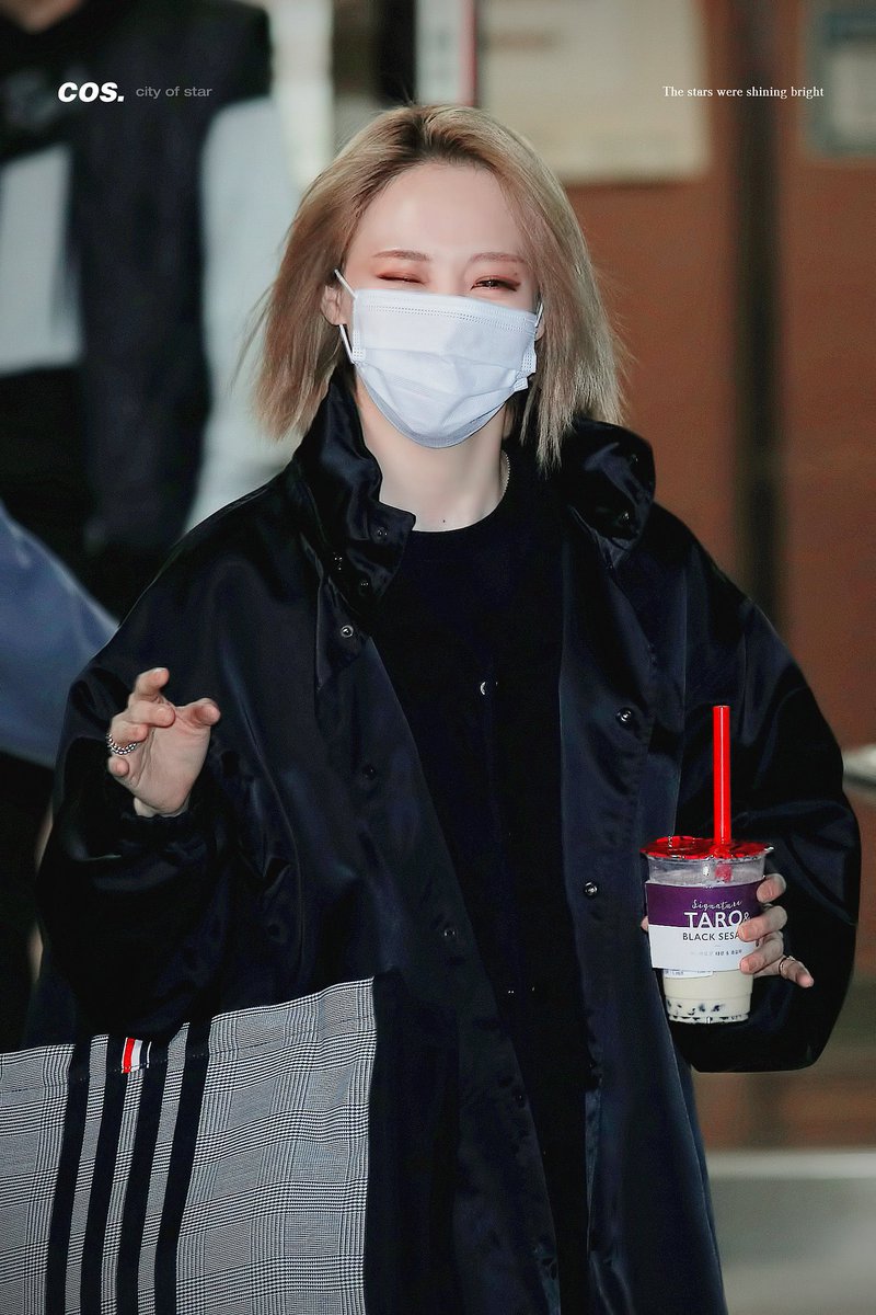 Moonbyul and her mirror hands a thread bc it’s cute