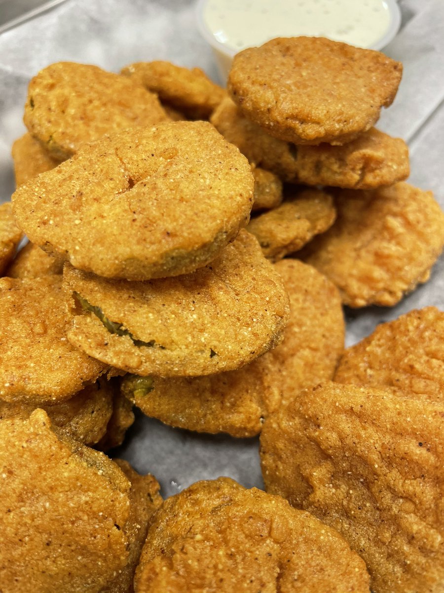 qcbcclt's tweet image. We dare you to find better fried pickles! Oh yeah, and don’t forget that homemade ranch! @qcbcclt #qcbc #carolinatoffeeshome #MUNEVE #SaturdayVibes