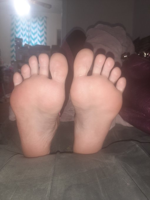 who wants to lick my arches and soles https://t.co/xwmYgGmgGj