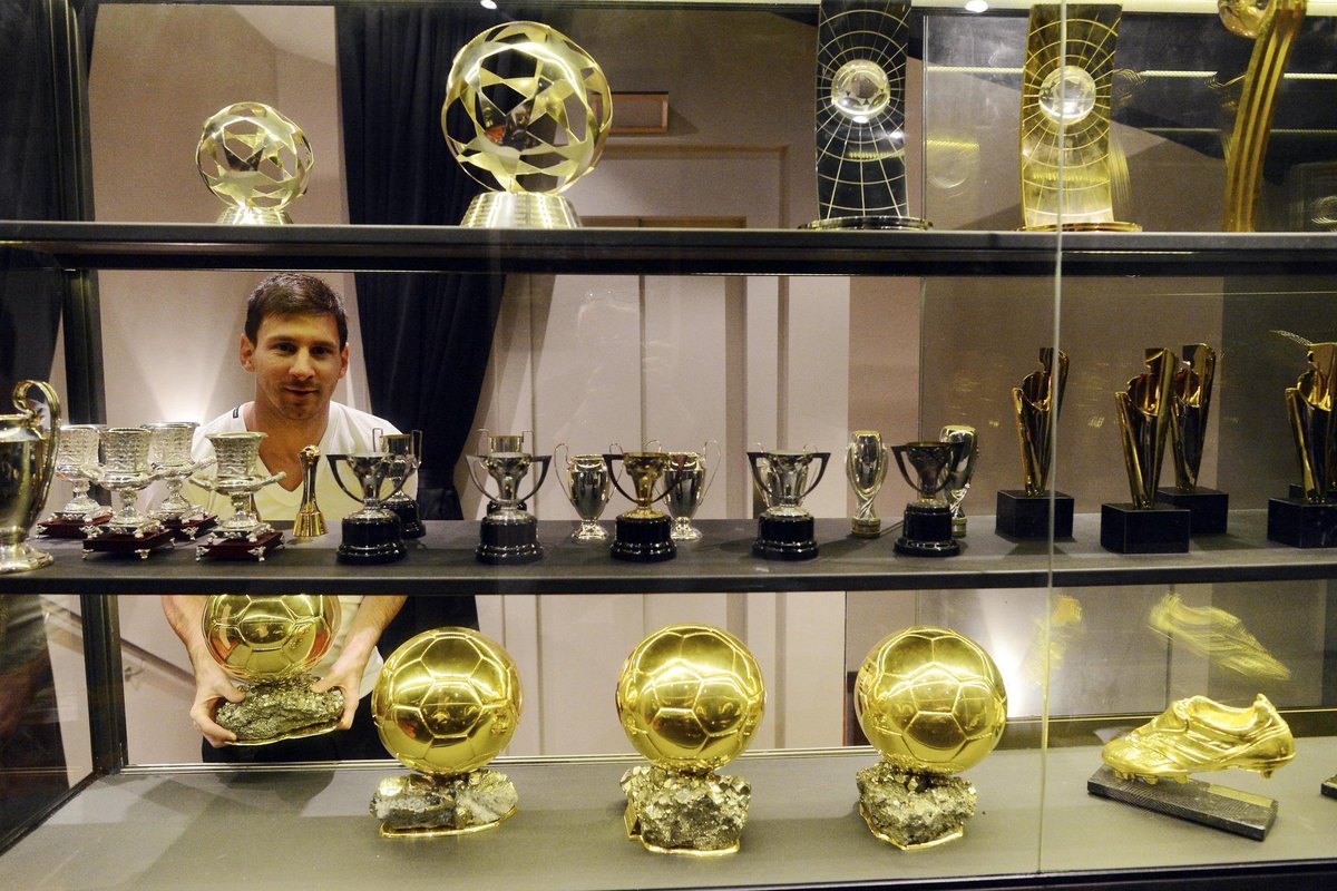 What does all this prove? Messi is a better individual performer than Ronaldo Messi is a more decorated player than Ronaldo