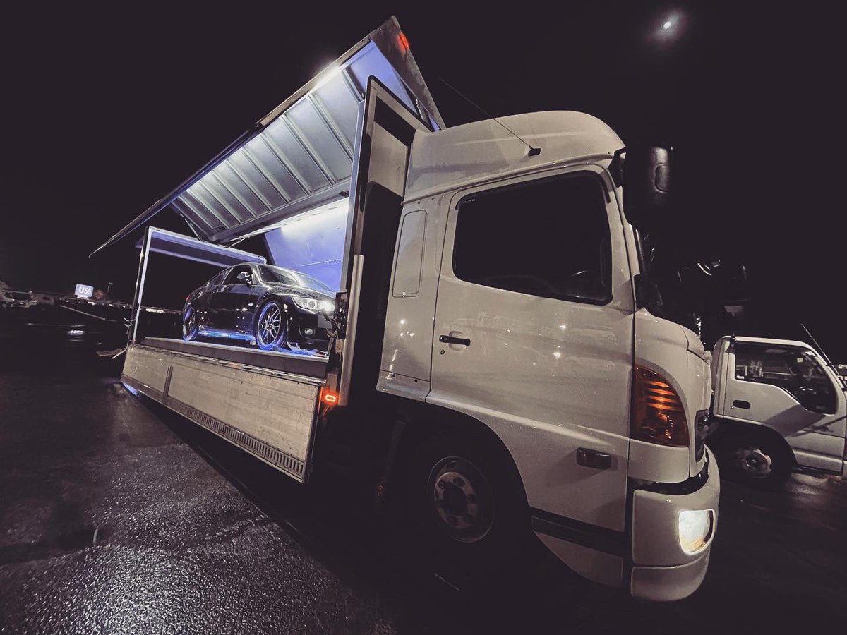 Kys Factory 今月より箱型積載車を本格的に運用開始です 雨に濡れる事も 飛び石も受ける事なくお車を運べます タイヤラッシングでの固縛 エアサス車ならではの振動軽減 夜間専用イルミネーションなど改造車屋の拘りが満載です Kys Factory 今月より箱型積載車を本格的に運用開始です 雨に濡れる事も 飛び石も受ける事なくお車を運べます タイヤラッシングでの固縛 エアサス車ならではの振動軽減 夜間専用イルミネーションなど改造車屋の拘りが満載です